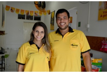 Bruna Furini e Gabriel Ribas apresentam Meu Bicho Amigo. Alimentação, cuidados de higiene e acessórios para os pets (Foto: Siga Mais).