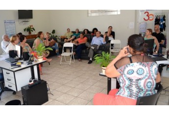 Problemas vividos pelos professores, dentro e fora da sala de aula, foram debatidos no encontro realizado nesta sexta-feira, no CPP de Adamantina (Foto: Maikon Moraes).