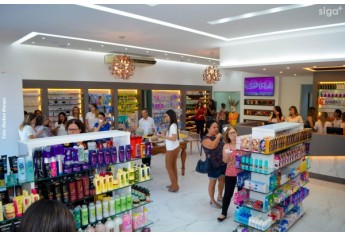 Nesta segunda-feira (12) foi reinaugurada a Pharmacia Chamomilla. A nova fase marca seus 35 anos em Adamantina, agora em novo espaço, no mesmo endereço (Foto: Maikon Moraes).