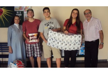 Estudantes arrecadam e doam produtos de limpeza para entidades assistenciais de Osvaldo Cruz (Foto: Cedida).