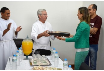 Frei Francisco, da Associação e Fraternidade São Francisco de Assis na Providência de Deus, é recebido em Adamantina (Foto: Maikon Moraes/Siga Mais).