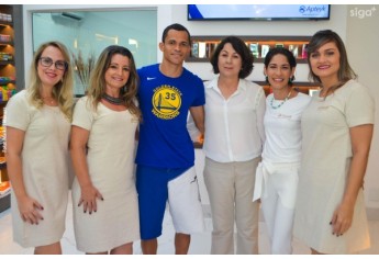 Nesta segunda-feira (12) foi reinaugurada a Pharmacia Chamomilla. A nova fase marca seus 35 anos em Adamantina, agora em novo espaço, no mesmo endereço (Foto: Maikon Moraes).