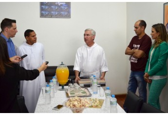 Frei Francisco, da Associação e Fraternidade São Francisco de Assis na Providência de Deus, é recebido em Adamantina (Foto: Maikon Moraes/Siga Mais).