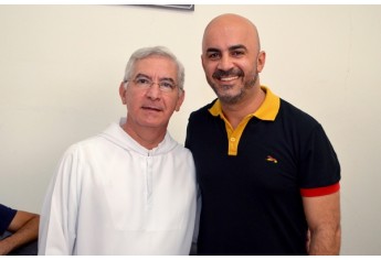 Frei Francisco, da Associação e Fraternidade São Francisco de Assis na Providência de Deus, é recebido em Adamantina (Foto: Maikon Moraes/Siga Mais).