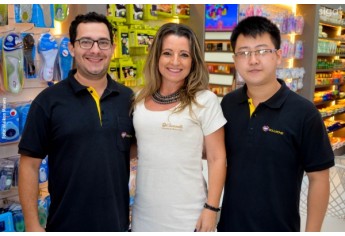 Nesta segunda-feira (12) foi reinaugurada a Pharmacia Chamomilla. A nova fase marca seus 35 anos em Adamantina, agora em novo espaço, no mesmo endereço (Foto: Maikon Moraes).