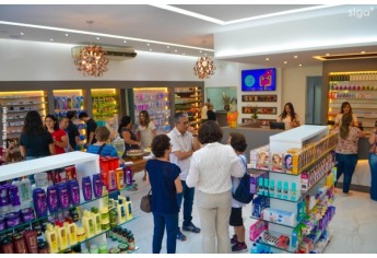 Nesta segunda-feira (12) foi reinaugurada a Pharmacia Chamomilla. A nova fase marca seus 35 anos em Adamantina, agora em novo espaço, no mesmo endereço (Foto: Maikon Moraes).