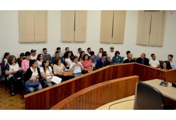 Público, formado predominantemente por estudantes da Etec Eudécio Luiz Vicente, participa da audiência pública  (Foto: Maikon Moraes).