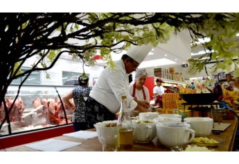 Chef produz pratos com sugestões para a Páscoa, e público pode degustar, no Supermercado Godoy (Foto: Acácio Rocha).