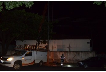 Técnicos da concessionária de energia elétrica assumiram os trabalhos, isolando o problema, permitindo a remoção do carro e iniciando a recuperação do dano (Foto: Acácio Rocha).