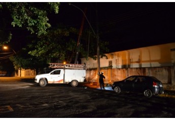 Técnicos da concessionária de energia elétrica assumiram os trabalhos, isolando o problema, permitindo a remoção do carro e iniciando a recuperação do dano (Foto: Acácio Rocha).