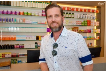 Nesta segunda-feira (12) foi reinaugurada a Pharmacia Chamomilla. A nova fase marca seus 35 anos em Adamantina, agora em novo espaço, no mesmo endereço (Foto: Maikon Moraes).