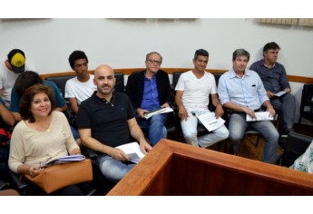 Vereadora reeleita Dinha Santos Gil, vereador eleito Acácio Rocha, vereador reeleito Aguinaldo Galvão, vereadores eleitos João Davoli e Paulo Cervelheira e o prefeito eleito Márcio Cardim, na audiência pública (Foto: Maikon Moraes).