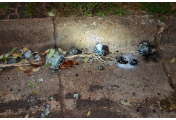 Resíduos do cabo derretido, após rompimento, sobre a guia, na Alameda Padre Anchieta (Foto: Acácio Rocha).