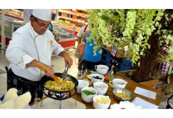 Chef produz pratos com sugestões para a Páscoa, e público pode degustar, no Supermercado Godoy (Foto: Acácio Rocha).