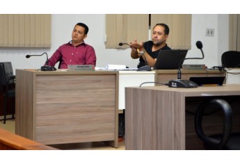 Representantes da Secretaria de Finanças apresenta detalhes do orçamento (Foto: Maikon Moraes).