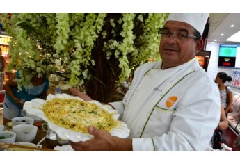 Chef produz pratos com sugestões para a Páscoa, e público pode degustar, no Supermercado Godoy (Foto: Acácio Rocha).