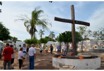 Cruzeiro recebe homenagens, com queima de velas (Foto: Acácio Rocha).