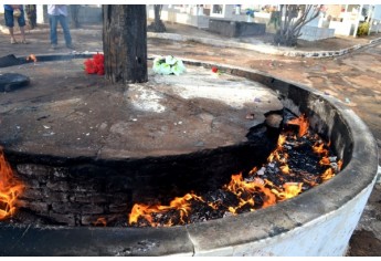 Cruzeiro recebe homenagens, com queima de velas (Foto: Acácio Rocha).