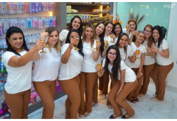 Nesta segunda-feira (12) foi reinaugurada a Pharmacia Chamomilla. A nova fase marca seus 35 anos em Adamantina, agora em novo espaço, no mesmo endereço (Foto: Maikon Moraes).