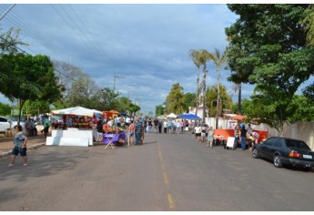 Ambulantes ocupam a área defronte ao Cemitério (Foto: Acácio Rocha).