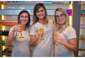 Nesta segunda-feira (12) foi reinaugurada a Pharmacia Chamomilla. A nova fase marca seus 35 anos em Adamantina, agora em novo espaço, no mesmo endereço (Foto: Maikon Moraes).