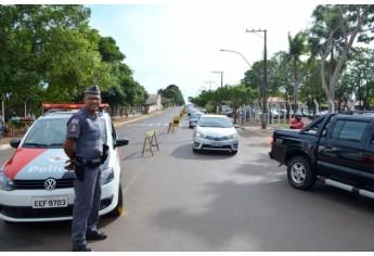 Trânsito opera com sistema especial, para garantir fluidez dos veículos e segurança aos pedestres, com a presença da Polícia Militar (Foto: Acácio Rocha).