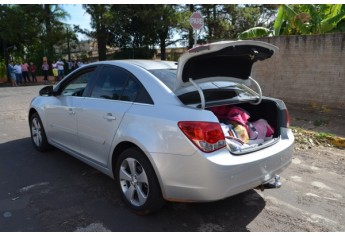 Carro que estava com o bando foi interceptado no cruzamento da Alameda Jarbas bento da Silva e Rua Mário Olivero, em Adamantina (Foto: Acácio Rocha).