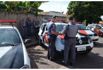 Policiais militares realizaram o cerco e prenderam quatro pessoas (Foto: Acácio Rocha).