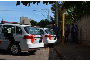 Quatro pessoas presas pela Polícia Militar são encaminhadas à DIG de Adamantina (Foto: Acácio Rocha).