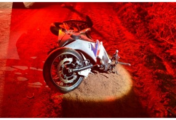 Moto envolvida no acidente. Causas só serão confirmadas depois de finalizado o laudo pericial (Foto: Acácio Rocha).