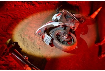 Moto envolvida no acidente. Causas só serão confirmadas depois de finalizado o laudo pericial (Foto: Acácio Rocha).