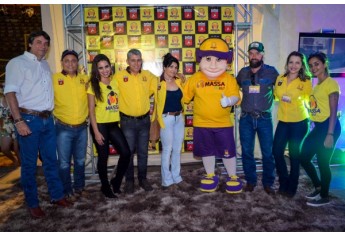 Diretores da Massa FM Alta Paulista, Rinaldo Picinini e Evandro Rizzo, com o mascote e parte da equipe, recepcionando convidados no Recinto Poliesportivo (Foto: Maikon Moraes).