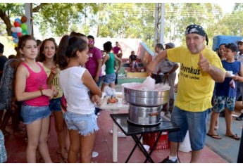 Algodão-doce foi servido às crianças, na manhã de lazer (Foto: Siga Mais).