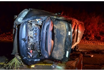 Honda Civic envolvido no acidente. Causas só serão confirmadas depois de finalizado o laudo pericial (Foto: Acácio Rocha).