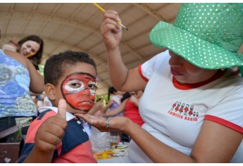 Crianças receberam pintura com temas infantis, durante a manhã (Foto: Siga Mais).
