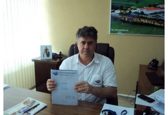 Diretor Geral da FAI, Prof. Dr. Márcio Cardim, recebe trabalhos desenvolvidos por alunos do II Termo de Publicidade & Propaganda (Foto: Cedida).