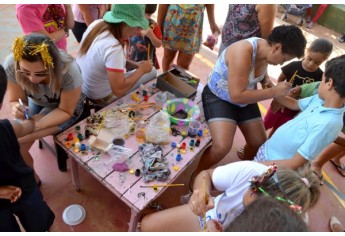 Crianças receberam pintura com temas infantis, durante a manhã (Foto: Siga Mais).