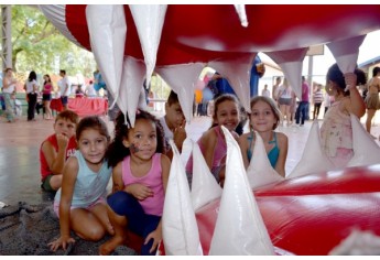 Crianças brincaram em brinquedos infláveis, durante toda a manhã (Foto: Siga Mais).