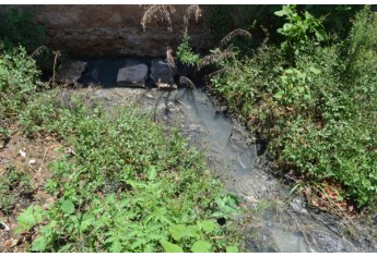 Esgoto vaza em terreno na Vila Endo, levando mau cheiro e riscos a moradores (Foto: Siga Mais).