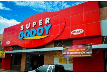 Supermercado Godoy tem cliente premiada em promoção da Rede Smart. Aline Gonzales Ferraresso ganhou prêmio de R$ 40 mil (Foto: Maikon Moraes).