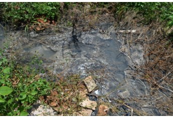 Esgoto vaza em terreno na Vila Endo, levando mau cheiro e riscos a moradores (Foto: Siga Mais).