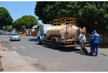 Equipe trabalha com caminhão de água pressurizada em um poço de vistoria no cruzamento da Rua Fioravante Spósito com a Rua Luis Endo, próximo ao terreno (Foto: Siga Mais).