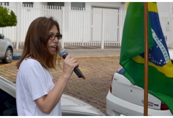 Professora Ana Lúcia Bonilha Tiveron organizou as manifestações em Adamantina (Foto: Acácio Rocha).