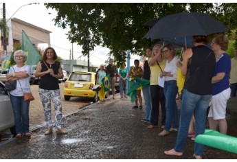 Mesmo com a chuva que antecedeu o horário da manifestação, público participou (Foto: Acácio Rocha).