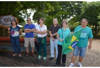 Mesmo com a chuva que antecedeu o horário da manifestação, público participou (Foto: Acácio Rocha).