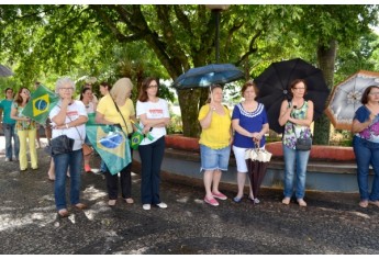 Mesmo com a chuva que antecedeu o horário da manifestação, público participou (Foto: Acácio Rocha).