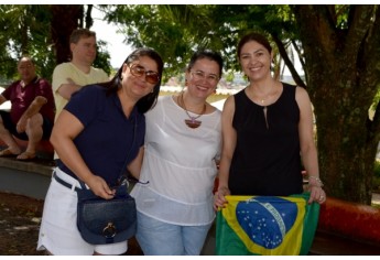 Mesmo com a chuva que antecedeu o horário da manifestação, público participou (Foto: Acácio Rocha).
