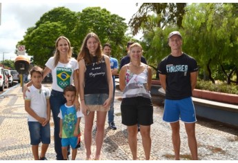 Mesmo com a chuva que antecedeu o horário da manifestação, público participou (Foto: Acácio Rocha).
