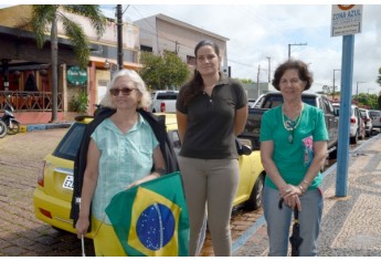 Mesmo com a chuva que antecedeu o horário da manifestação, público participou (Foto: Acácio Rocha).