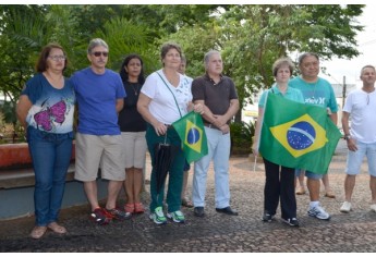 Mesmo com a chuva que antecedeu o horário da manifestação, público participou (Foto: Acácio Rocha).